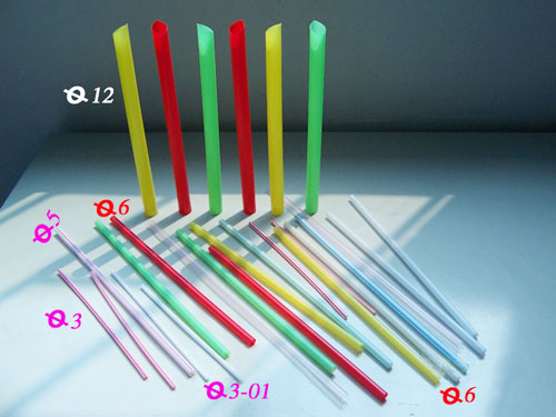 调查发现看起来干净漂亮的一次性吸管多是三无产品,而有专家称,长期使用劣质吸管与吸毒无异。