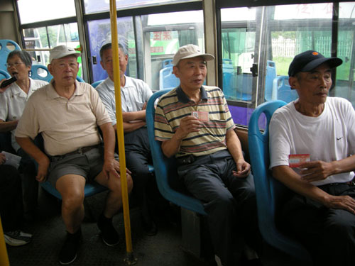 2015年1月1日起济南65周岁及以上老年人可免费乘公交车