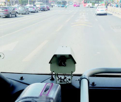 记者坐上装有车载抓拍系统的K87路公交车体验