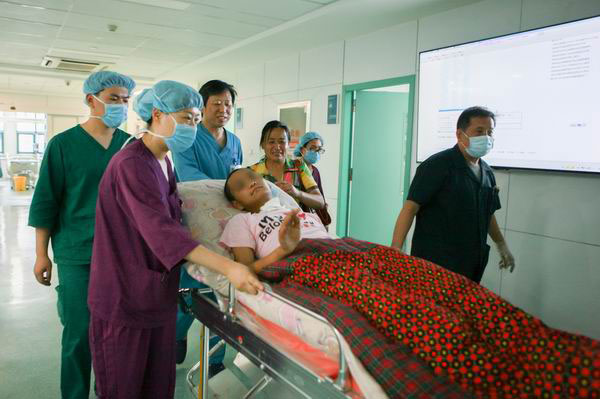 医务人员将德州齐河县感染布氏杆菌病的小伙子任某送出监护室