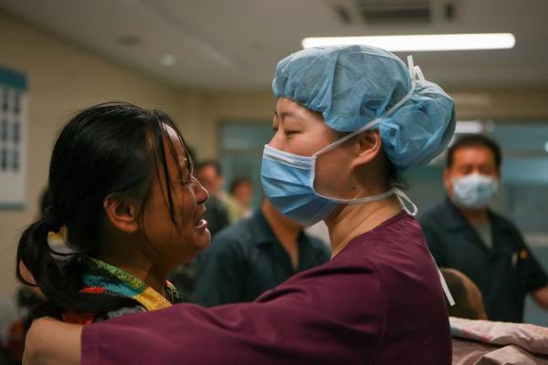 德州齐河县感染布氏杆菌病的小伙子任某奶奶向荣晓倩护士长表示感谢护理人员的精心照料