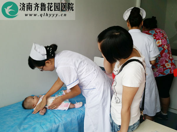 家庭医生服务团队指导家长进行婴幼儿护理