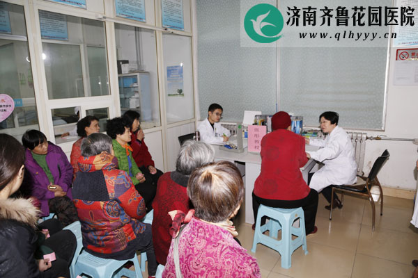 山东省中医院张彤主任在辛甸社区卫生服务站坐诊