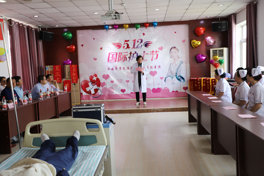 评委组长宣布比赛规则