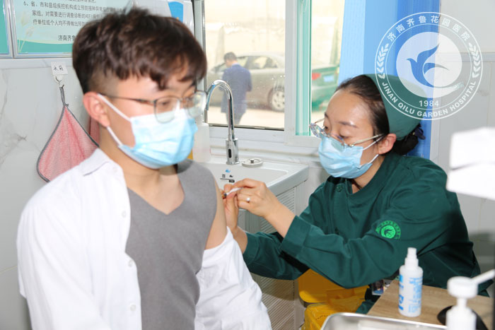 济南市民正在接受新冠疫苗注射