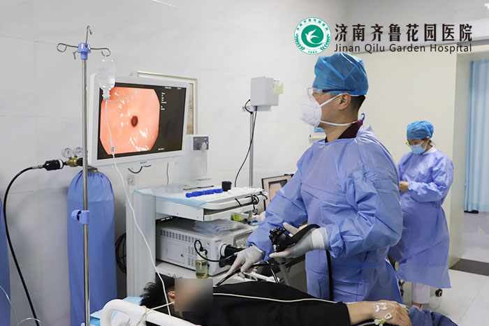 以王德荣主任、朱靖宇主任为核心的济南市中心医院内镜中心专家团队定期在我院<a href=https://www.qlhyyy.cn/weichangjingshi/ target=_blank class=infotextkey>胃肠镜</a>室亲诊