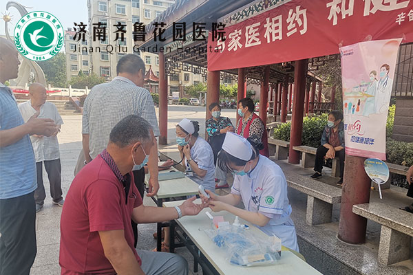 现场进行基本公共卫生和家庭医生签约及疫情防控宣传教育