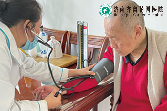 为行动不便的老年人 测量血压 血糖