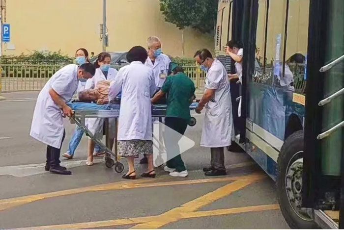 济南公交车变身救护车火速送医