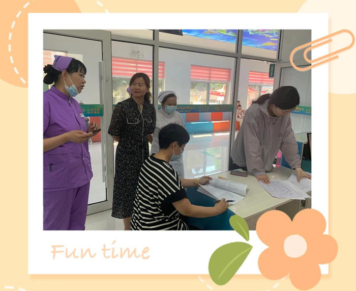 齐鲁花园医院社区卫生服务站儿保工作人员对家长提出的问题进行了耐心解答