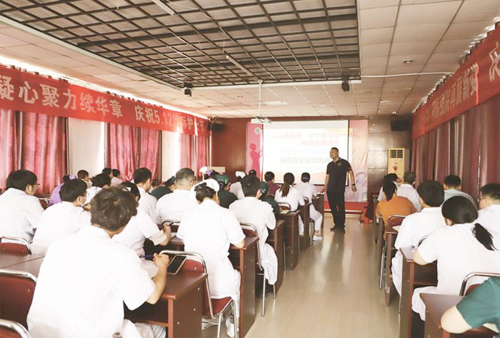 医院邀请到第三方社安消防的马贵鹏老师来院，对全院职工进行了消防知识培训及自救逃生演练