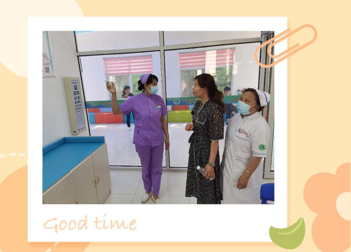 齐鲁花园医院社区卫生服务站儿保工作人员对家长提出的问题进行了耐心解答