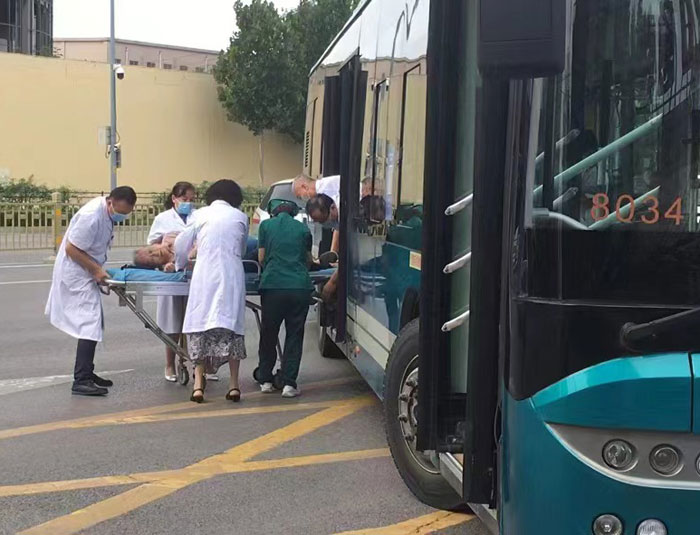 公交车变救护车逆行送医 点赞K138路公交车驾驶员