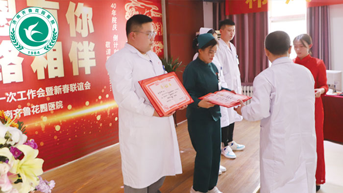 为抗疫标兵颁发荣誉证书