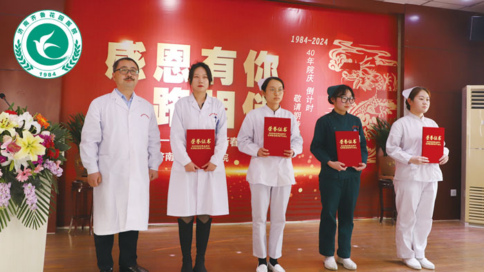 为抗疫标兵颁发荣誉证书