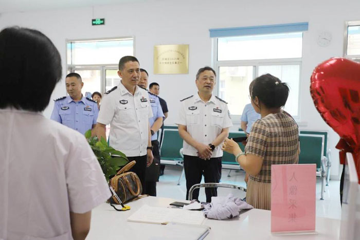 调研组随机与正在办理驾驶证业务的办事群众面对面交流