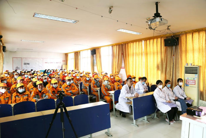 济南齐鲁花园医院一行7人在史雪征副院长带领下，来到历城区环卫所