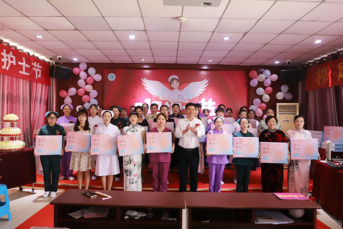 历城兴业银行曲超行长一行4人专程到济南齐鲁花园医院为护士们送来了节日祝福和节日礼品