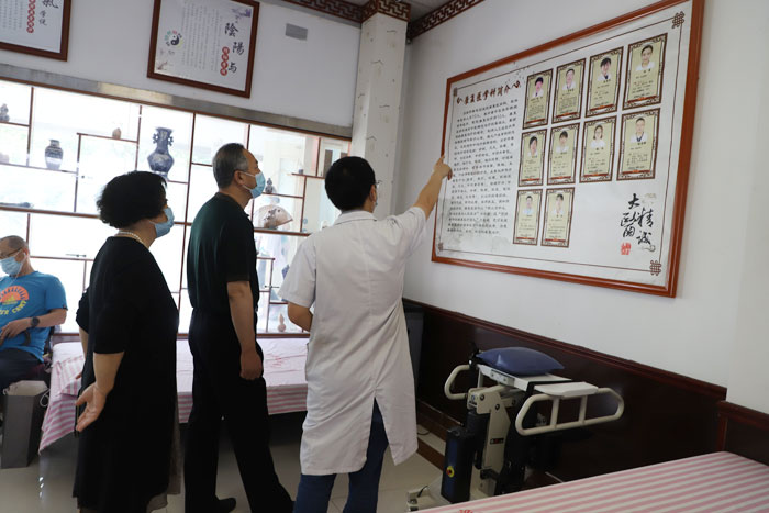 参观康复医学科康复大厅