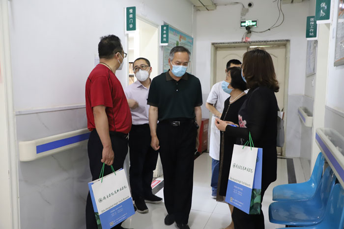 参观慢病门诊和医保工作站