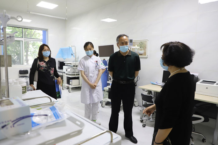 参观胃肠镜室操作间