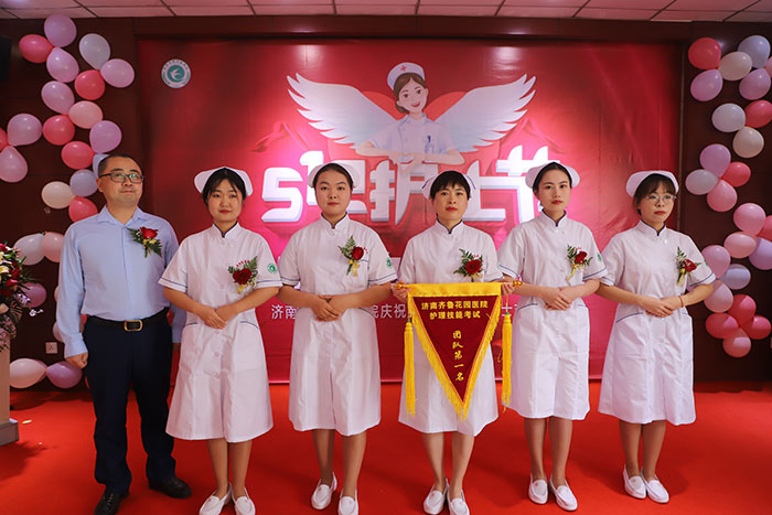 牛犇院长为优胜团队和技能之星颁发锦旗和奖杯