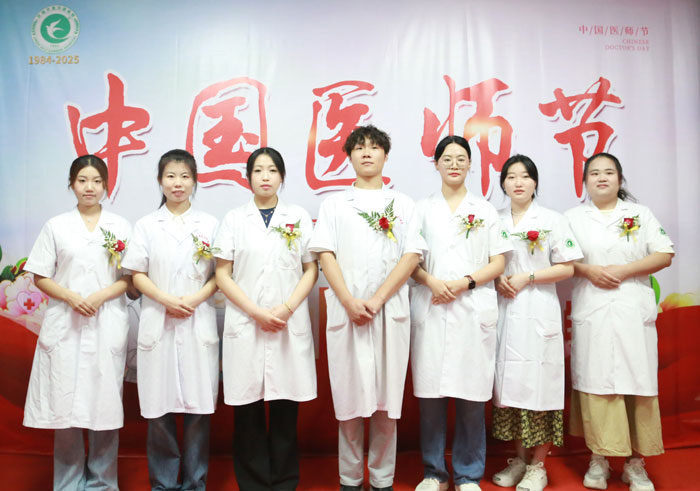 上台进行医学知识分享的青年医务工作者