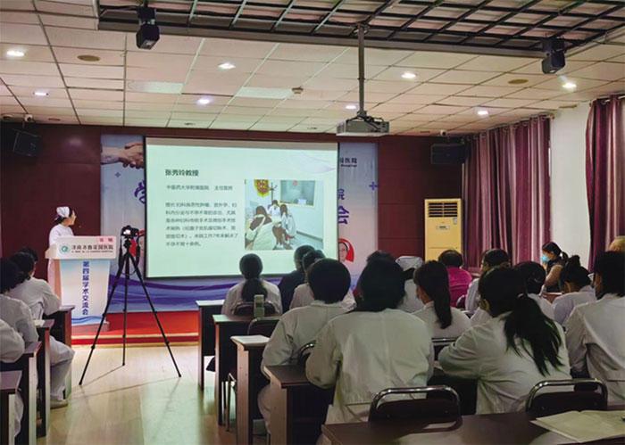 妇科张敏护士长讲述了科室团队、省市专家的特色及科室设备所开展的治疗项目。