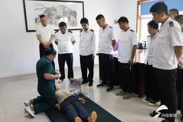 济南齐鲁花园医院急诊科护士长于宝玉为K138路车队驾驶员现场演示了心肺复苏急救流程