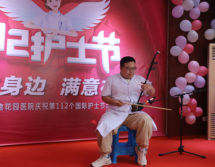 社区管理科崔萧麟医生用二胡为护理姐妹们带来了欢乐和祝福