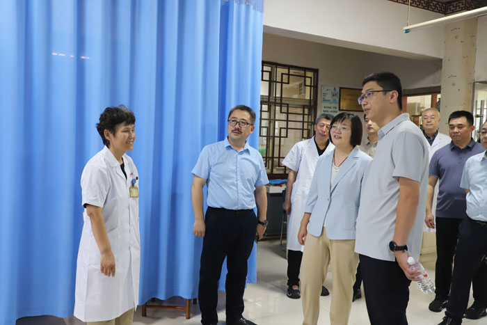 山东省立第三医院专家团队在济南齐鲁花园医院领导陪同下，实地参观我院临床科室