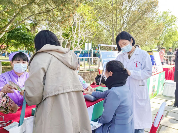 现场群众对耳穴压豆体验很感兴趣