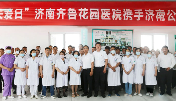 院领导与公交集团中部公司领导及参与活动的医护人员合影留念