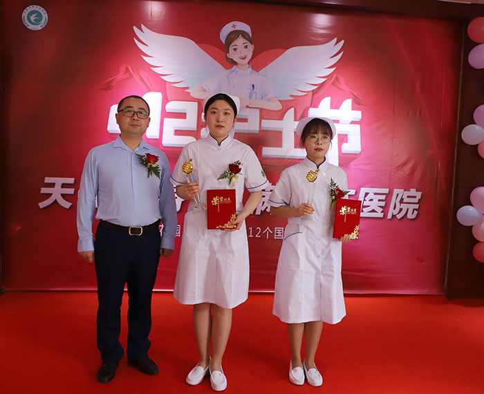 牛犇院长为优胜团队和技能之星颁发锦旗和奖杯