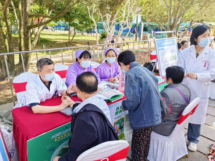 中医科医务人员为现场群众把脉问诊