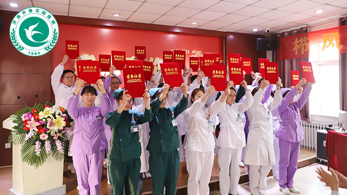 为抗疫标兵颁发荣誉证书