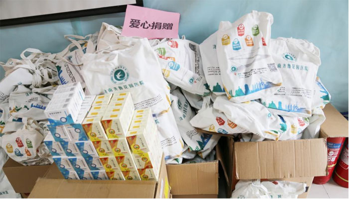 环卫工人们送来了感冒常备药品、健康六件套、环保袋等价值10000余元的爱心大礼150份