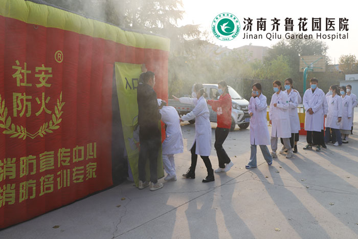 培训结束后在后院广场前进行了逃生屋演练