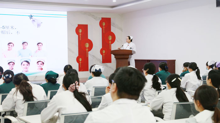 济南齐鲁花园医院在大会议室举办护士礼仪专题培训