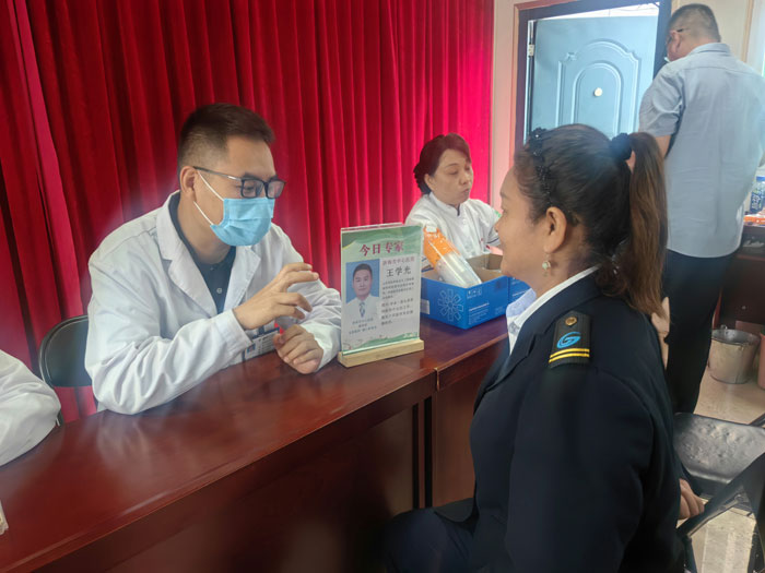 脊柱外科与关节外科医生重点排查了腰椎间盘突出、关节炎、腱鞘炎等常见职业劳损，现场教授日常保健与预防方法