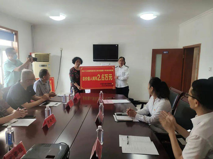 为爱心驾驶员提供十年健康爱心卡 设立爱心小药箱