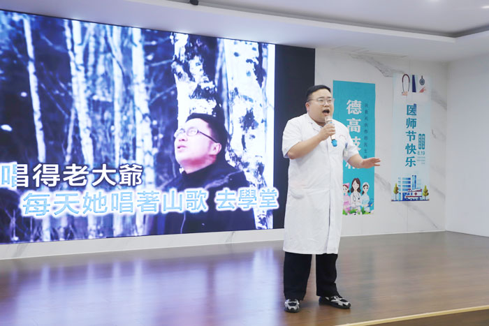 网红小崔(崔箫麟医师)登台献唱,用歌声致敬每一位白衣坚守,为整场活动增添了温暖的节日气氛。
