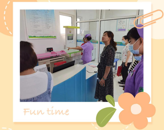 齐鲁花园医院社区卫生服务站儿保工作人员对家长提出的问题进行了耐心解答