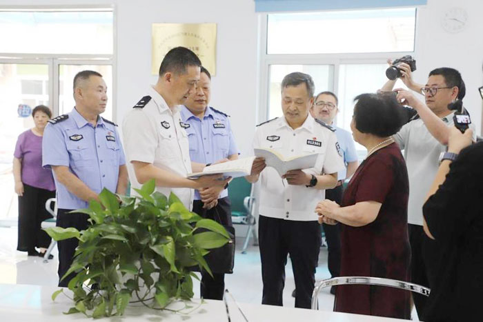 调研组对服务站依托医疗机构资源打造一体化驾证办理服务、深耕人性化便民服务的工作成效给予充分肯定