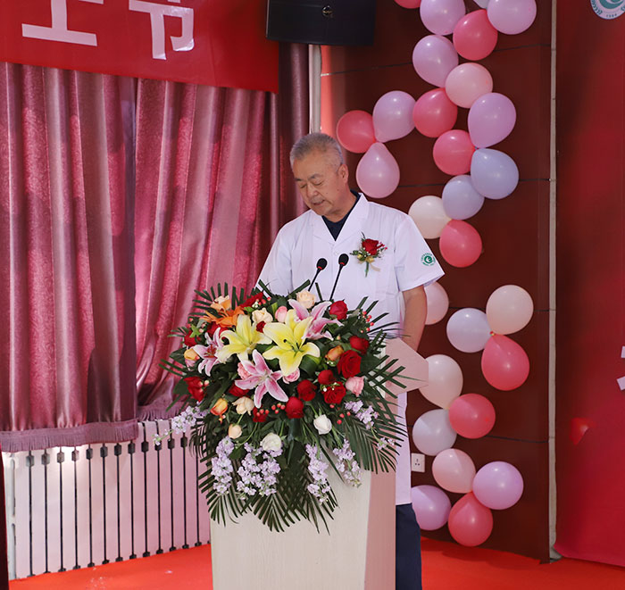 医务科于华主任分别为护士们送上了节日祝福