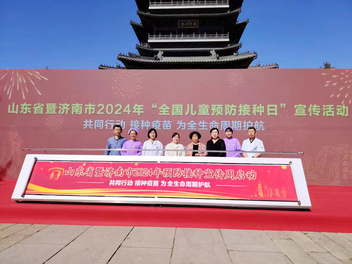 我院副院长史雪征率领预防保健科、中医科、康复医学科以及社区管理科医护人员共同参加了主题宣传活动