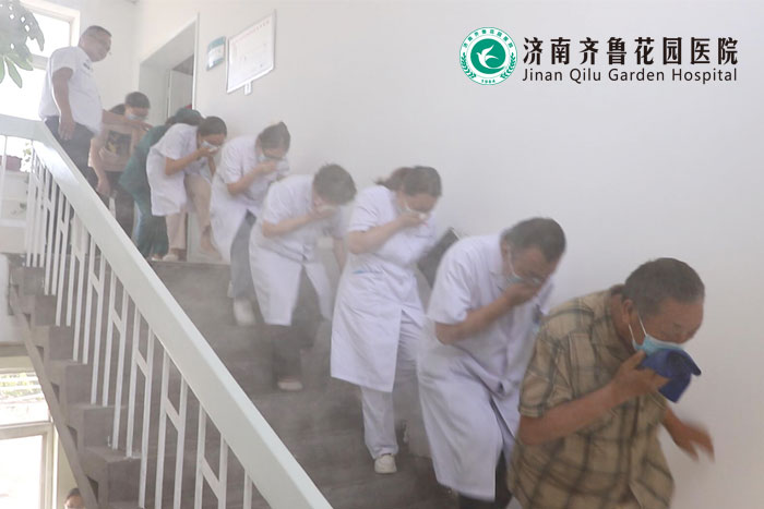 进行了消防安全知识培训及逃生演练