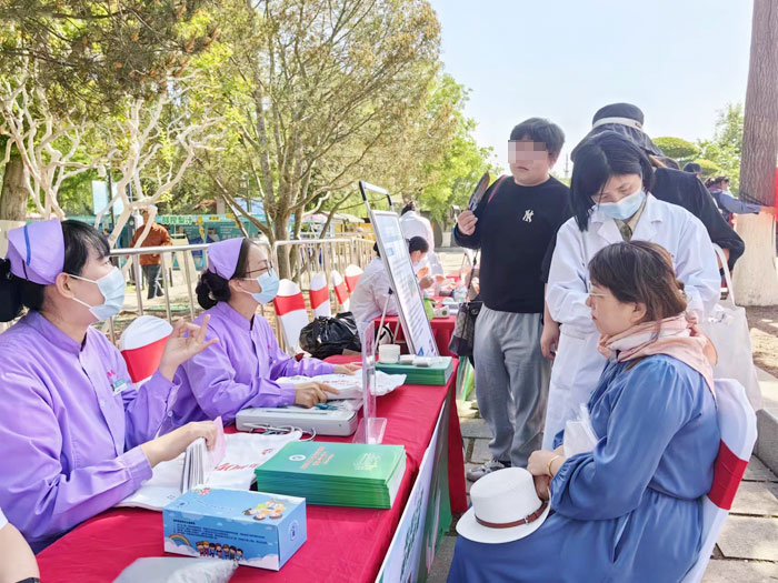 现场群众对耳穴压豆体验很感兴趣