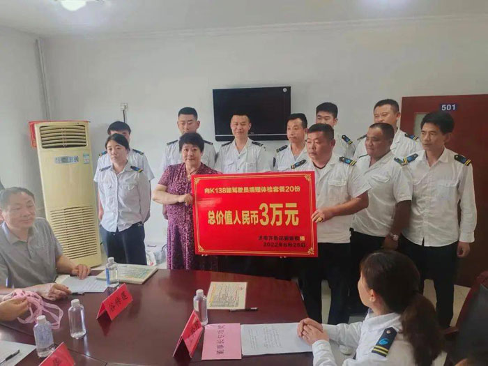 为驾驶员王玲玲颁发了价值26000元的王玲玲十年健康爱心专属卡
