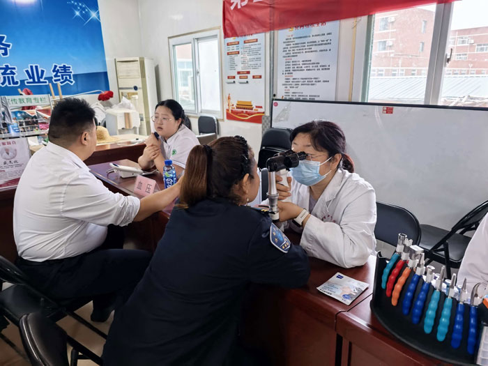 眼科医生利用裂隙灯为驾驶员进行视力和眼底检查，并辅以眼部雾化理疗，帮助大家舒缓视疲劳、明亮双眸
